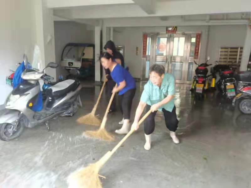 煙花散盡落滿地，家園重建汗滴滴